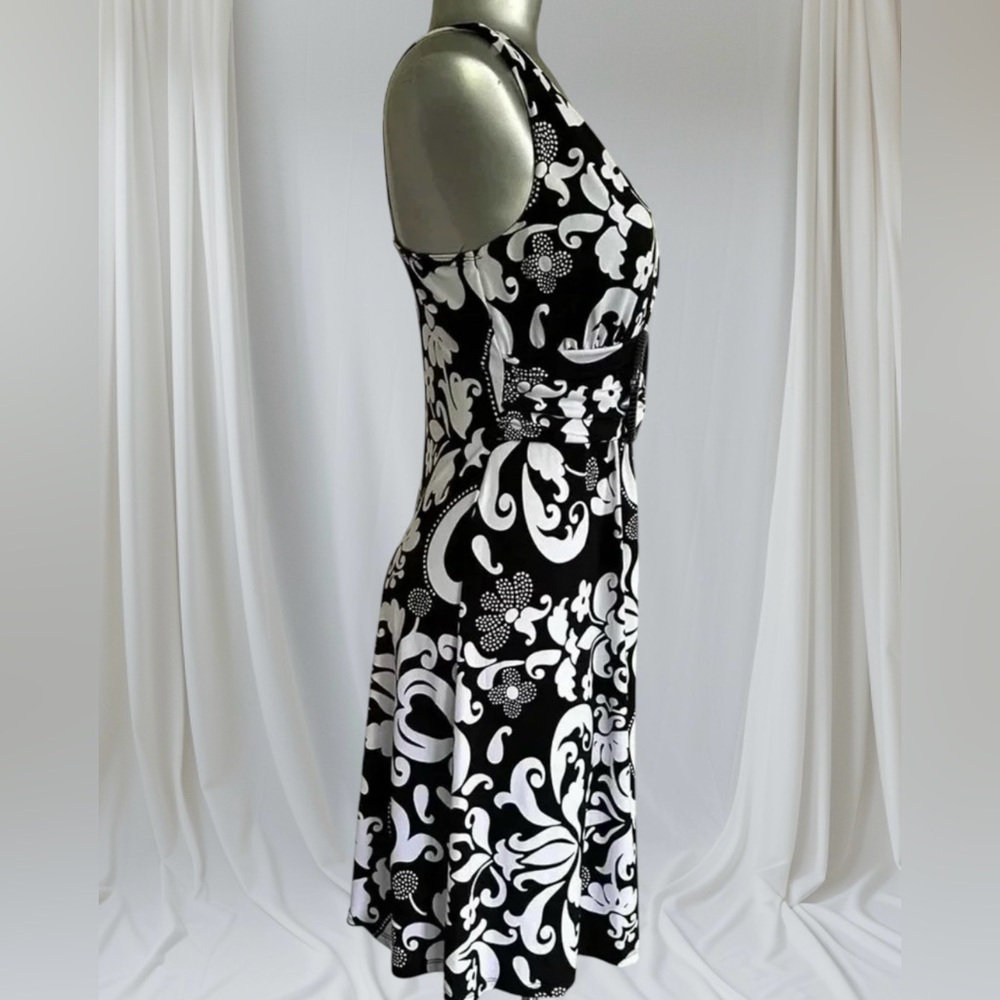 2 for $30 ✅Black &  White Floral Dress - Picture 4 of 16